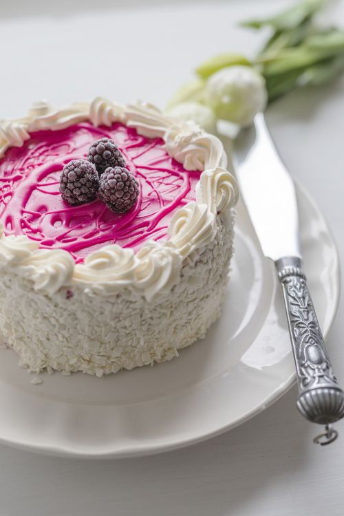 dessert cream cake