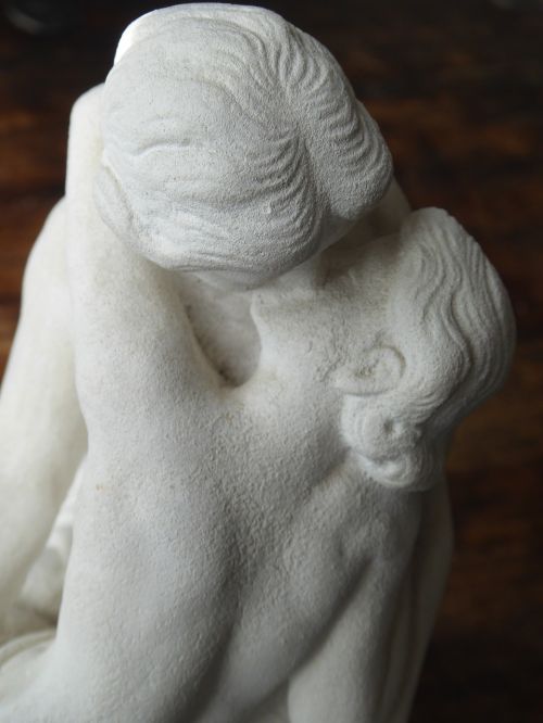 detail the kiss sculpture