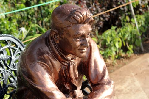 dev anand statue
