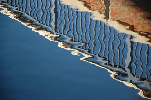 diagonal mirroring water