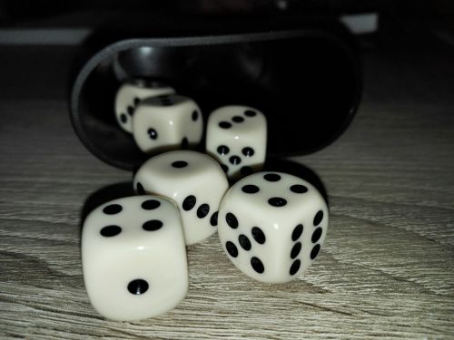 playing dice craps dots