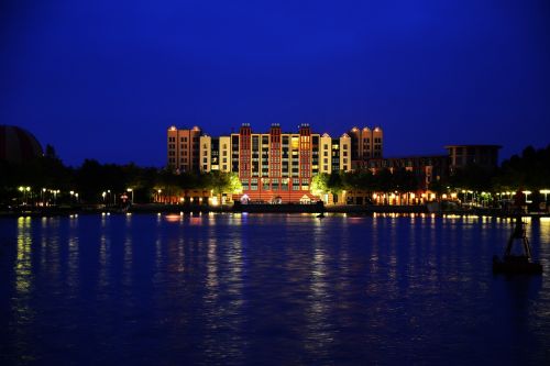 disneyland paris manhatten hotel lake