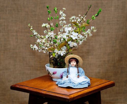 doll flowers table