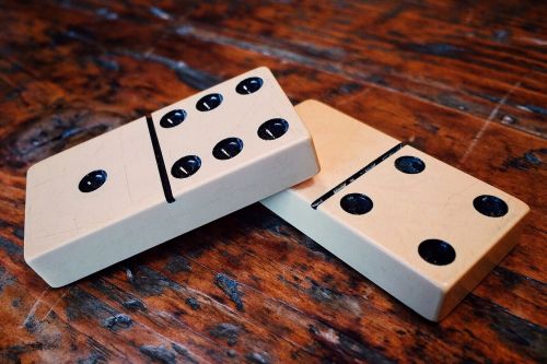 dominoes game domino