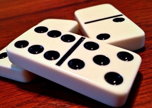 dominoes game domino