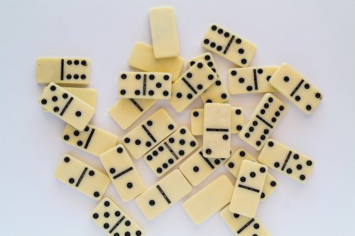 dominoes  game  play