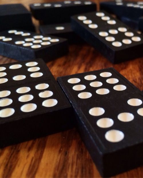 dominoes game domino