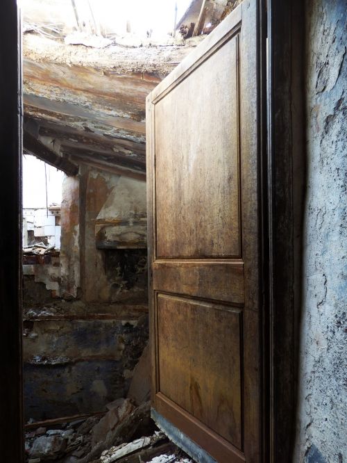 door ruin abandoned