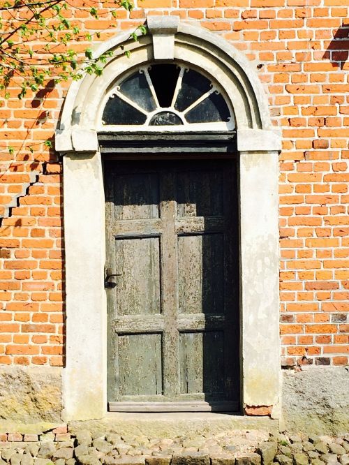 door brick building semicircular window