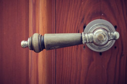 door  handle  input