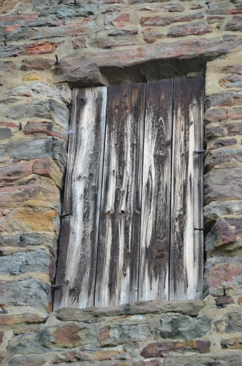 door wall stones