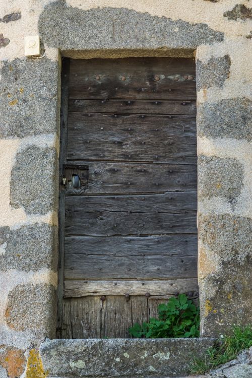 door wall stones