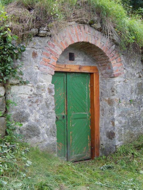 door cellar closed
