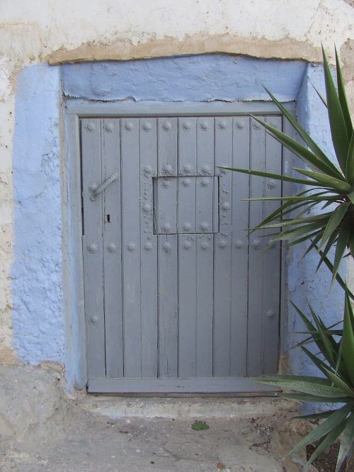 door closed facade