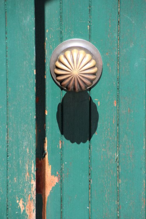 door knob shadow mint