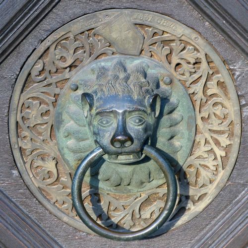 doorknocker old door handle lion head