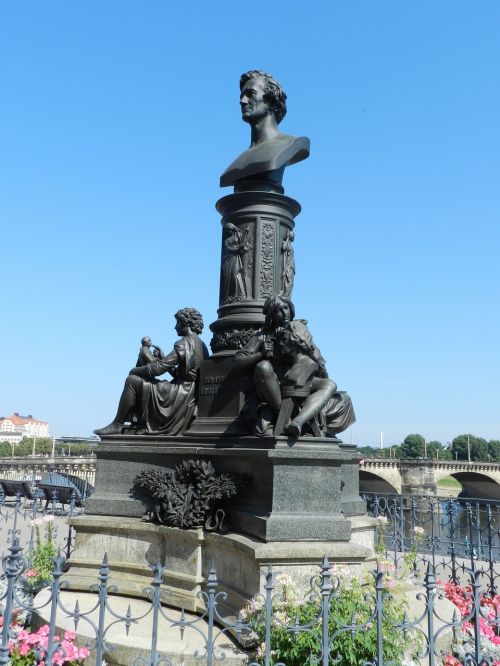 dresden brühl's terrace monument