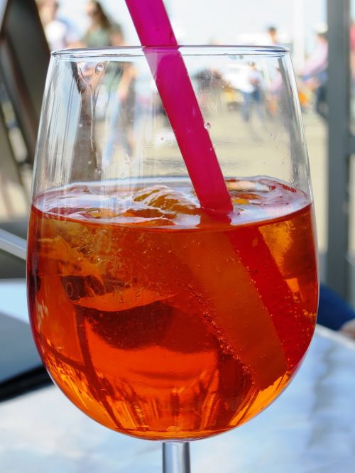 drink aperol spritz cocktail