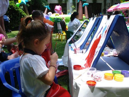 easels paint entertain children