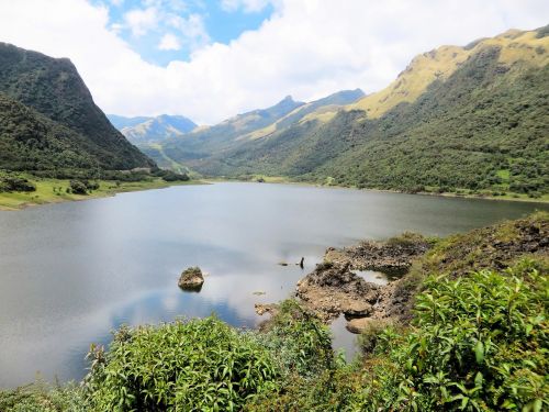 ecuador lake andes