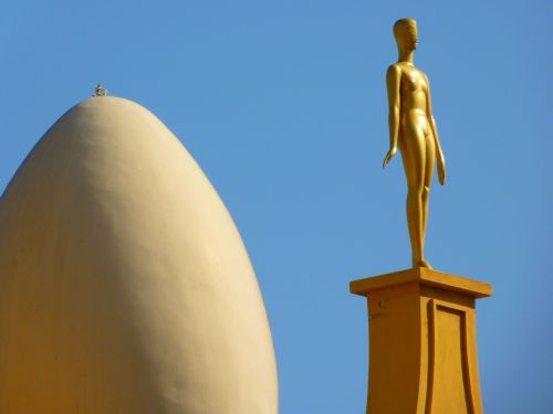 egg figure museum