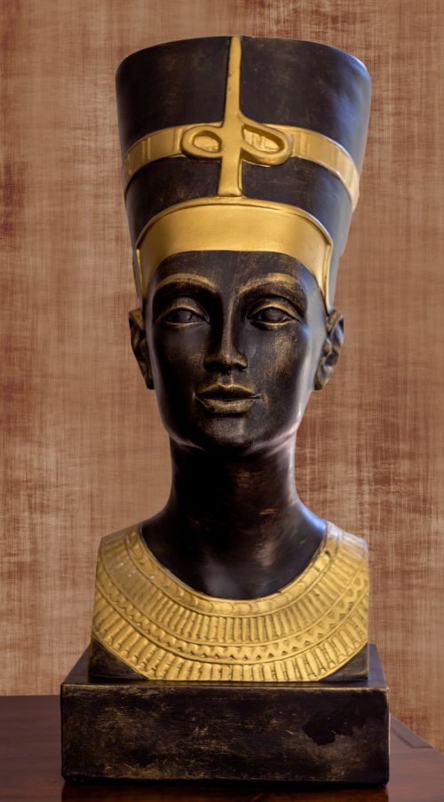 egypt nefertiti figure