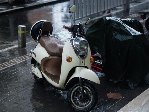 electric cars rain zhengzhou