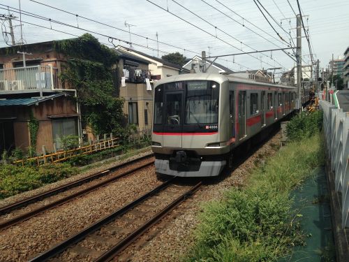 electric train toyoko lead vehicle