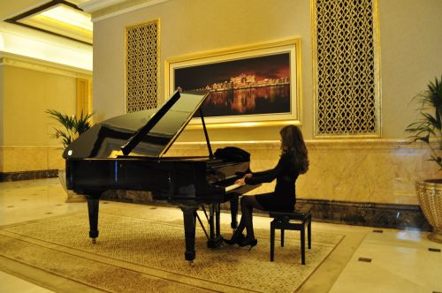 emirates palace hotel abu dhabi piano