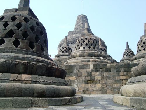 enclosure buddha statue