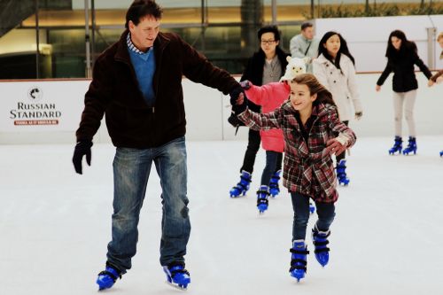 skates ice father and daughter