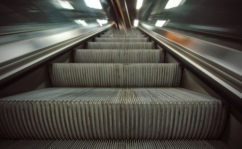 escalataor automatic stairway train station
