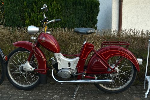 essigpisser moped two wheeled vehicle