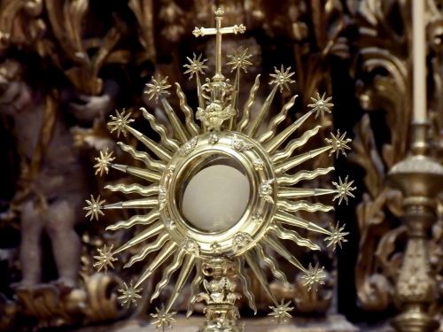 eucharist monstrance holy communion