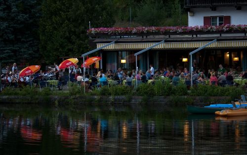 evening lakeside cafe