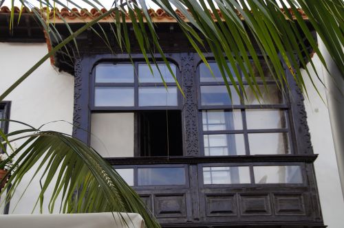 facade home bay window
