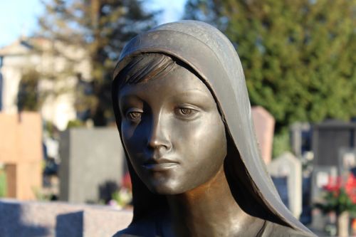 face statue girl