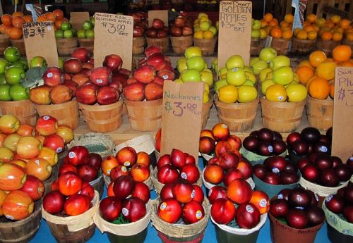 farmers market apples plums