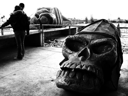 faro de oriente skull sculpture
