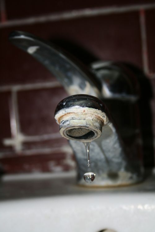 faucet drip water