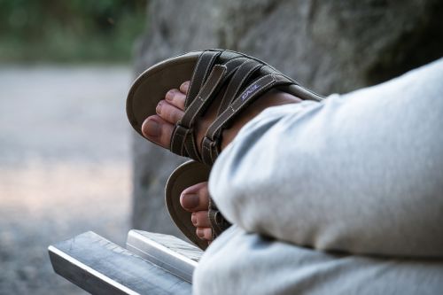 feet sandals bank