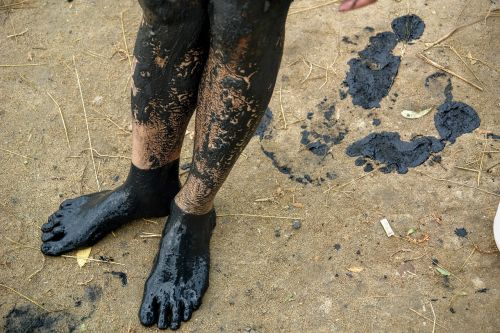 feet black oil