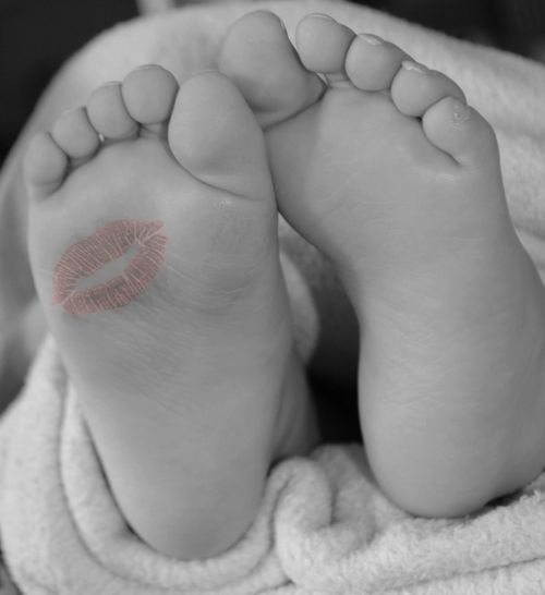 feet baby kiss