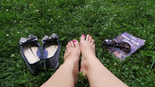 feet grass travel guide