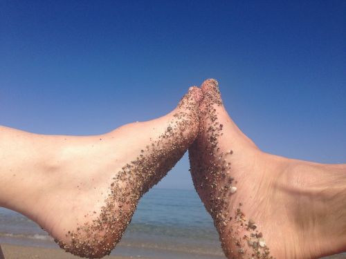 feet water toes