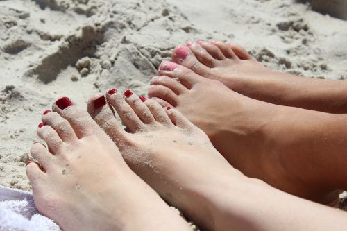 feet girl nail varnish