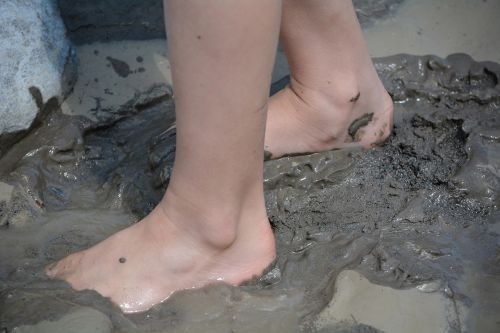 feet mud barefoot