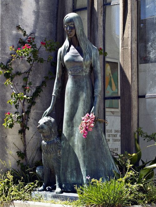 female statue concrete