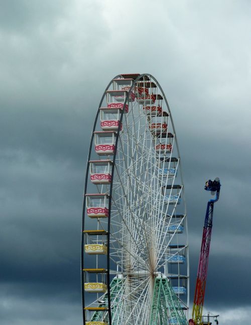 ferris wheel sky grey