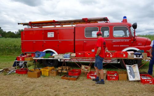 fire flea market red